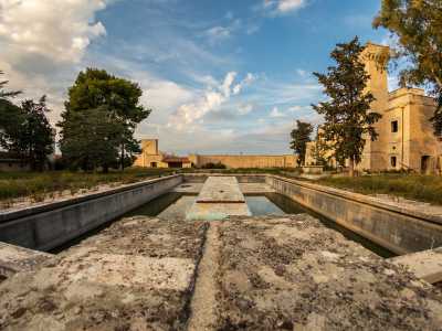 Tornando nel giardino e oltrepassando una piscina vuota, si arriva proprio nell�area vista dall�alto